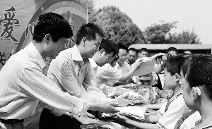 天水301名聾啞盲孩子獲愛心捐助