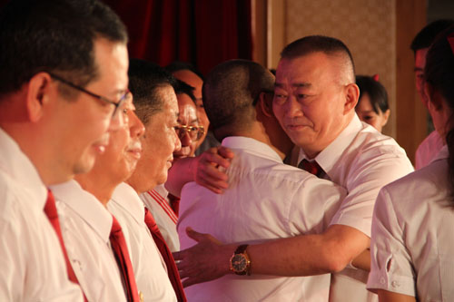 表彰大會(huì)上,懷總與太陽(yáng)神創(chuàng)業(yè)老員工深情擁抱,并頒發(fā)25周年特別貢獻(xiàn)金徽獎(jiǎng) 表彰大會(huì)上,懷總與太陽(yáng)神創(chuàng)業(yè)老員工深情擁抱,并頒發(fā)25周年特別貢獻(xiàn)金徽獎(jiǎng)